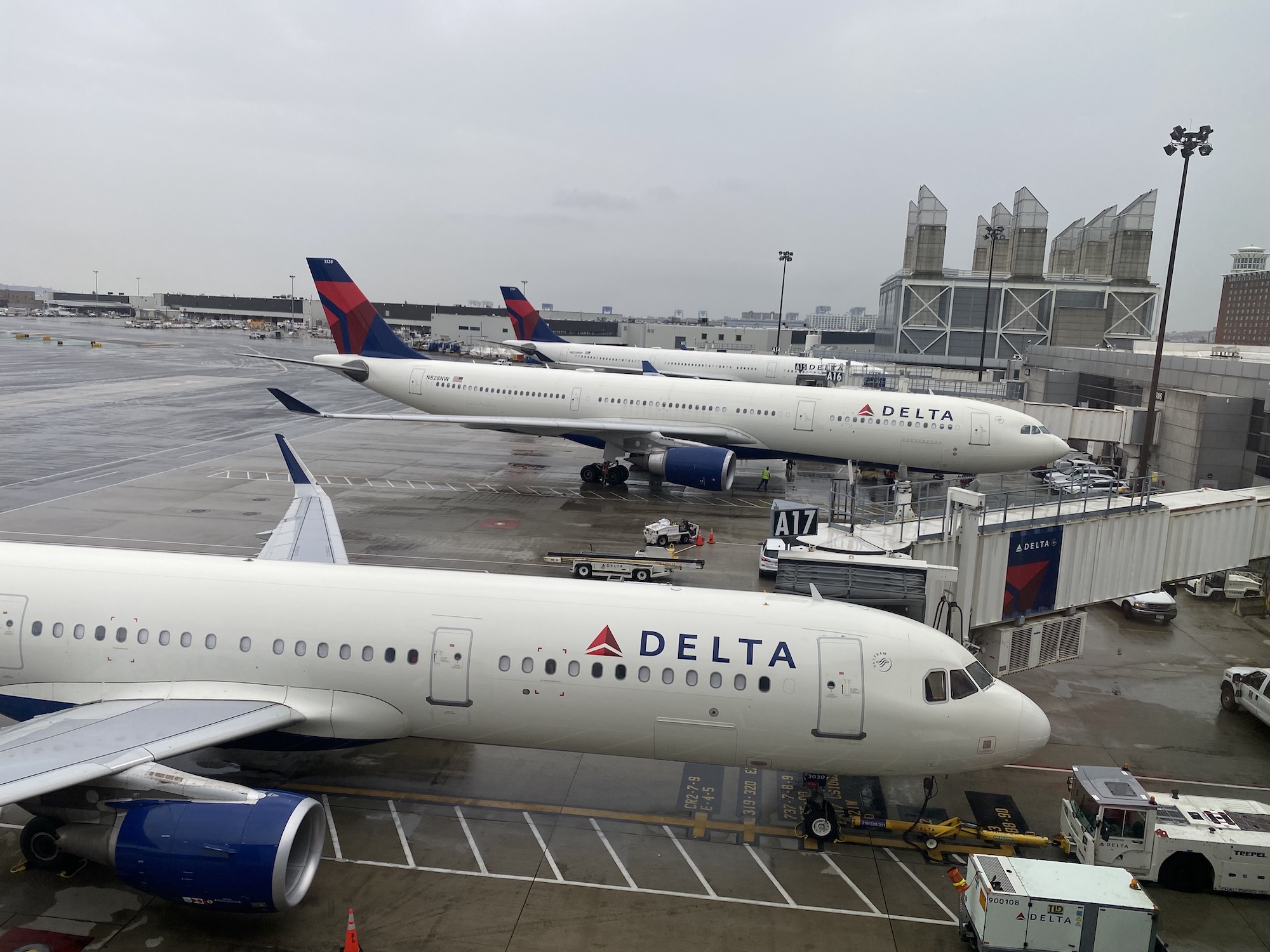 Some nice but not so America Delta planes