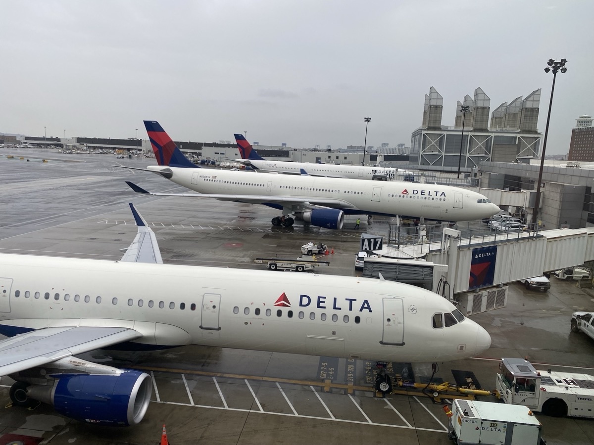 Some nice but not so America Delta planes