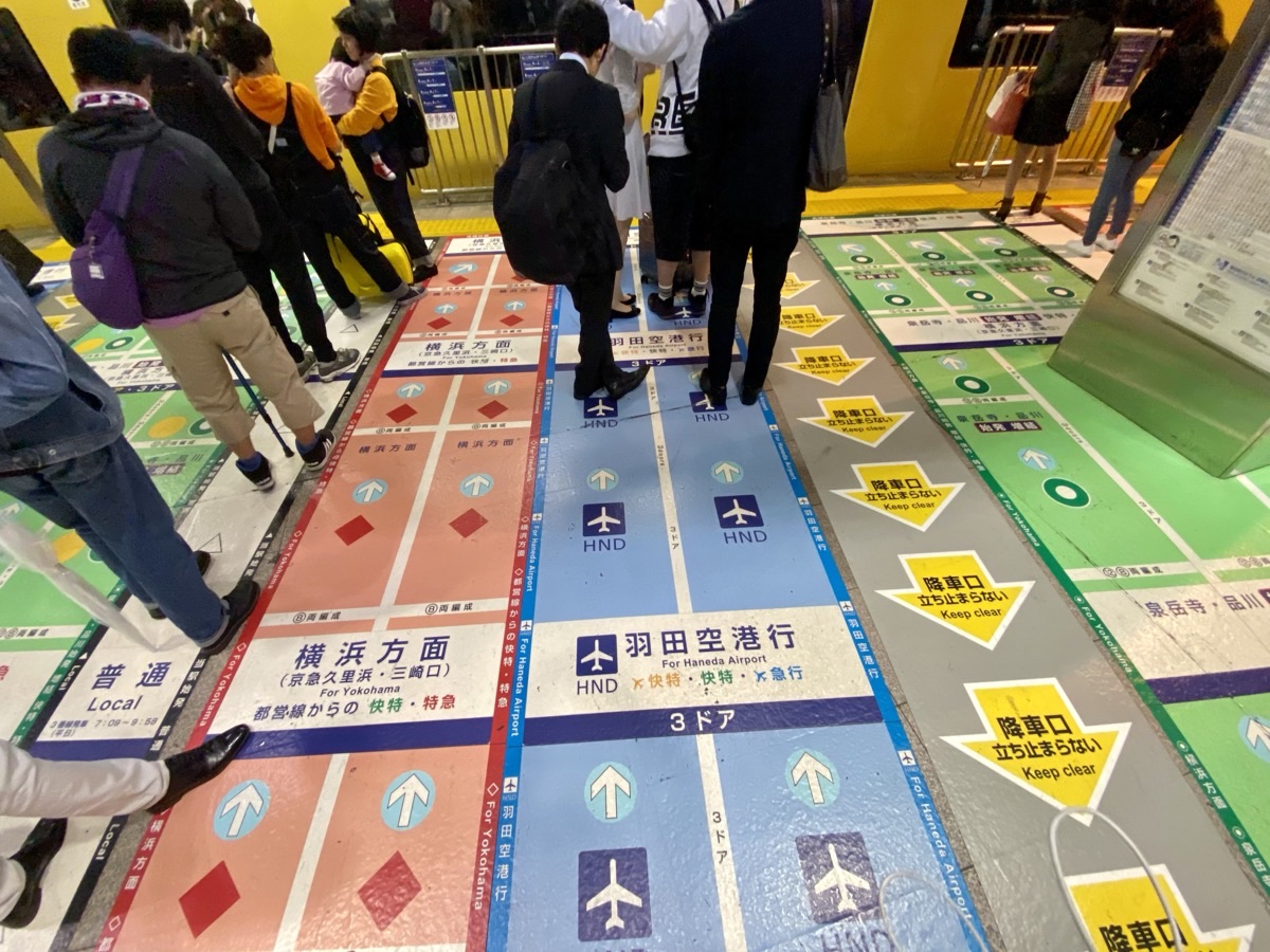 Japanese train platform floor markings